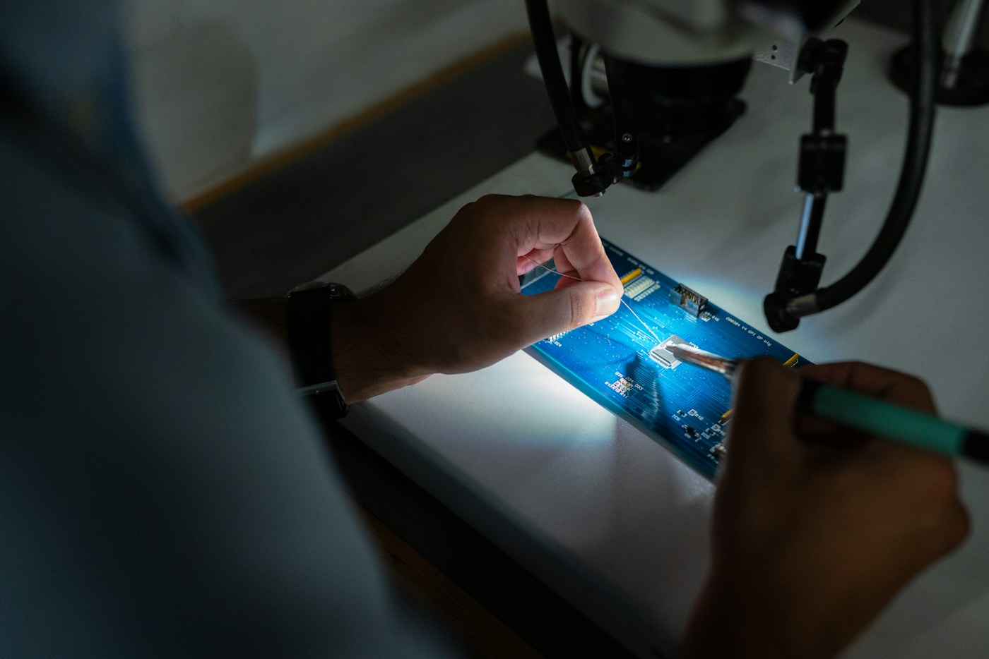Trabajo técnico de precisión en componentes electrónicos, imagen ilustrativa