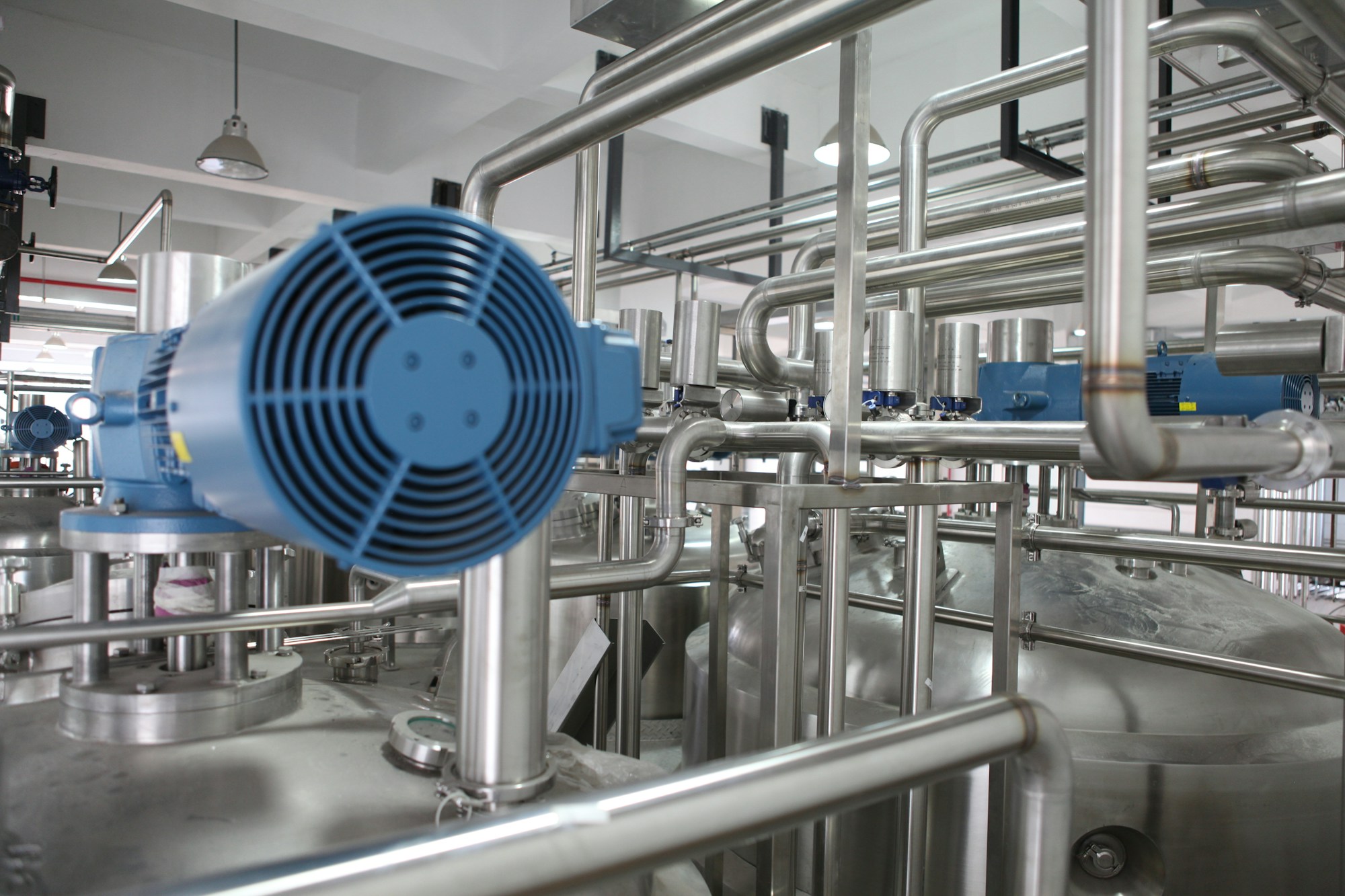 Equipos y tuberías de una instalación industrial